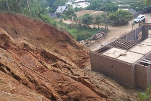 Lào Cai: Sơ tán khẩn cấp 38 người khỏi khu vực núi nứt nguy hiểm