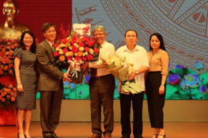 Nguyên Bộ trưởng Bộ Tư pháp Hà Hùng Cường nhận Huy hiệu 45 năm tuổi Đảng