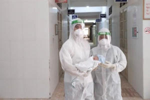 Ba nhân viên y tế kiệt sức sau khi giúp sản phụ mắc Covid-19 “vượt cạn” Ba nhân viên y tế kiệt sức sau khi giúp sản phụ mắc Covid-19 “vượt cạn”