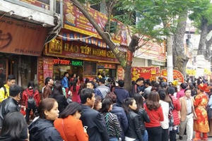 Ngày vía Thần tài: Hàng trăm người đổ xô đi mua vàng từ tờ mờ sáng