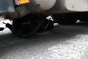 Bình Dương: Về sớm trông con, nữ công nhân bị xe container cuốn vào gầm