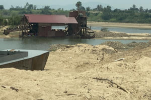 Phú Yên: Người dân kêu cứu vì xe ben chở cát “cày nát” đường liên thôn