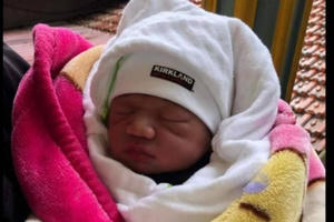 Bé trai sơ sinh bị bỏ rơi dưới gốc cây đa