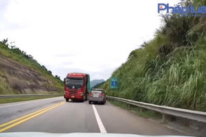 Clip - Xe container lấn làn, vượt ẩu suýt gây tai nạn trên cao tốc Nội Bài - Lào Cai
