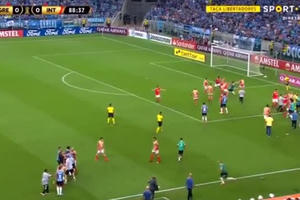 [Clip]: Sau màn ẩu đả dữ dội, trọng tài đã rút ra hàng loạt thẻ đỏ và thẻ vàng dành cho các cầu thủ