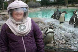 Dị ứng ánh nắng mặt trời, cô bé quanh năm phải mặc đồ bảo hộ