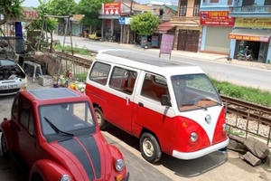 Nam sinh lớp 12 lắp ráp thành công ô tô chạy bằng năng lượng mặt trời chở được 12 người