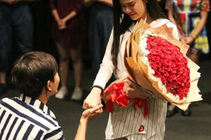 Tim cầu hôn Trương Quỳnh Anh trong rạp chiếu phim sau 5 năm gắn bó