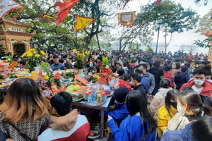 Phủ Tây Hồ ken đặc người đến dâng lễ cầu may ngày cuối tuần mùng 8 Tết