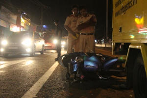 Phóng nhanh lao vào đuôi xe tải, một người nhập viện Phóng nhanh lao vào đuôi xe tải, một người nhập viện