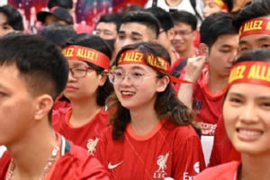 Cả nghìn CĐV Hà Nội “cháy hết” mình cổ vũ trong đêm chung kết Champions League