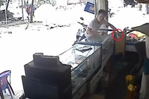 Clip: Thanh niên ung dung sử dụng điện thoại trộm được trước mặt chủ quán