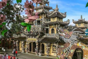 Ngôi chùa ve chai "độc nhất vô nhị" khiến du khách "điên đảo" tại Đà Lạt