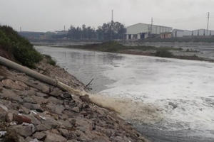 Sông Cầu oằn mình 'gánh' nước thải