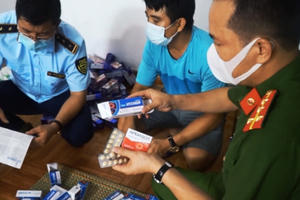 Hàng trăm hộp thuốc điều trị Covid -19 không rõ nguồn gốc bị thu giữ tại Nam Từ Liêm