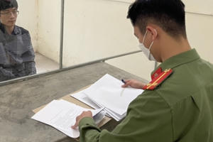 Tạm giữ hình sự đối tượng lừa bán vé máy bay cho người Việt ở nước ngoài để chiếm đoạt tài sản