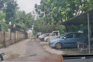 Bãi xe trái phép chiếm lối đi vào nghĩa trang Yên Duyên, công an quận Hoàng Mai phản hồi Pháp luật Plus Bãi xe trái phép chiếm lối đi vào nghĩa trang Yên Duyên, công an quận Hoàng Mai phản hồi Pháp luật Plus