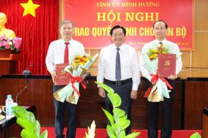 Bình Dương: Trao quyết định bổ nhiệm lại cán bộ