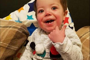 Bé trai sống sót kỳ diệu sau khi bị 25 cơn ngưng tim trong 24 giờ Bé trai sống sót kỳ diệu sau khi bị 25 cơn ngưng tim trong 24 giờ