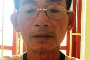 Lão thợ mộc cưỡng hiếp con gái 10 tuổi của chủ xưởng