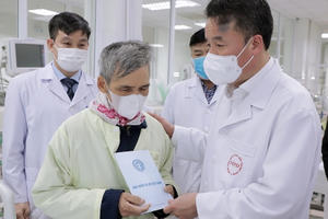 Tổng Giám đốc BHXH Việt Nam tặng quà các bệnh nhân có hoàn cảnh khó khăn tại Hà Nội Tổng Giám đốc BHXH Việt Nam tặng quà các bệnh nhân có hoàn cảnh khó khăn tại Hà Nội