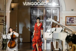 Trương Thị May diện đầm đỏ rực, diễn vedette show thời trang