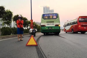 TP HCM: Xe buýt va chạm liên hoàn, hàng chục sinh viên hốt hoảng