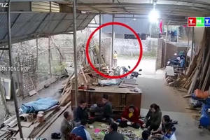 Video: Rợn người cảnh bé gái bị bức tường đổ trúng người bất tỉnh