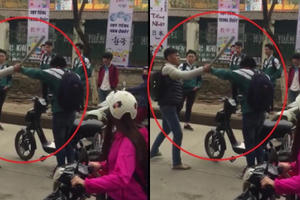 [Clip]: Nam sinh cầm gậy vụt tới tấp vào người bạn học