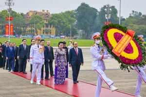 Kỳ họp thứ 11: Lãnh đạo Đảng, Nhà nước và các Đại biểu Quốc hội vào Lăng viếng Chủ tịch Hồ Chí Minh