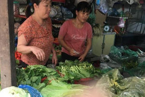 Hàng hóa thiết yếu 'ồ ạt' leo theo giá xăng, chuyên gia lo ngại lạm phát