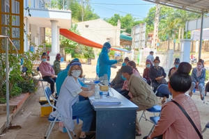 Sơn La: Người dân thắc mắc việc tiêm vắc-xin phải nộp phí xét nghiệm Covid-19