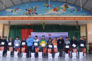 Mang hơi ấm đến với người dân nơi biên cương Tổ quốc Mang hơi ấm đến với người dân nơi biên cương Tổ quốc