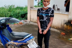 Đang đứng trước nhà, người phụ nữ bị cướp hơn 14 triệu đồng