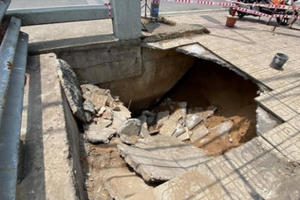 Hố tử thần "nuốt chửng" xe máy ở TP HCM