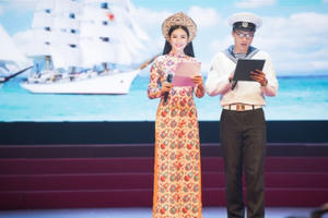 Không váy áo sexy, Ngọc Hân trung thành với áo dài truyền thống