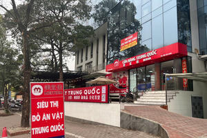 Cửa hàng Trung Quốc ngang nhiên bày bán hàng nhập khẩu mà không có nhãn phụ bằng Tiếng Việt