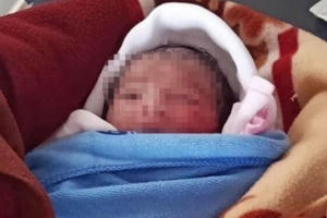 Bé gái sơ sinh bị bỏ rơi ngoài ruộng khoai ở Thái Bình