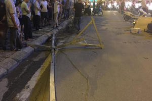 Vụ rơi khung sắt trên đường Lê Văn Lương: Nạn nhân là mẹ đơn thân