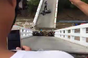 Sà lan chở cát trôi tự do đâm sập cầu gãy đôi