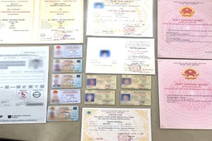 Triệt phá đường dây chuyên làm giả sổ đỏ, căn cước công dân gắn chíp Triệt phá đường dây chuyên làm giả sổ đỏ, căn cước công dân gắn chíp
