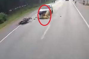 [Clip]: Sang đường không quan sát, người phụ nữ bị ô tô húc bay xuống đường