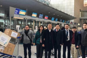 Tổng lãnh sự quán Việt Nam tại Frankfurt chuyển những kiện hàng y tế về Việt Nam