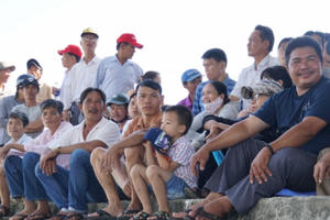 Người dân đội nắng xem giải đua thuyền trên sông Hàn