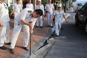 Đà Nẵng dọn dẹp vỉa hè bằng búa tạ, xà beng