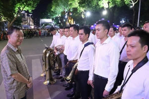 Đại tướng Tô Lâm mang dàn kèn làm rộn ràng phố đi bộ Hồ Gươm