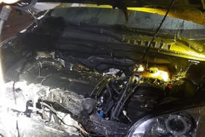 Orlando Chervolet bốc cháy dữ dội khi đang đậu trong sân ngày đầu năm mới