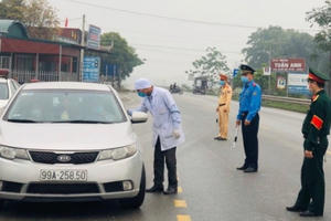Những người lính 'đội mưa, rét”, trắng đêm trực chốt ngăn dịch