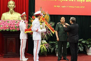 Đại tướng Phùng Quang Thanh được Trao Huy hiệu 50 năm tuổi Đảng