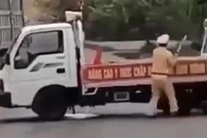 Gia Lai: Tài xế xe ô tô chở gỗ lậu tông thẳng vào CSGT, lĩnh hơn 13 năm tù